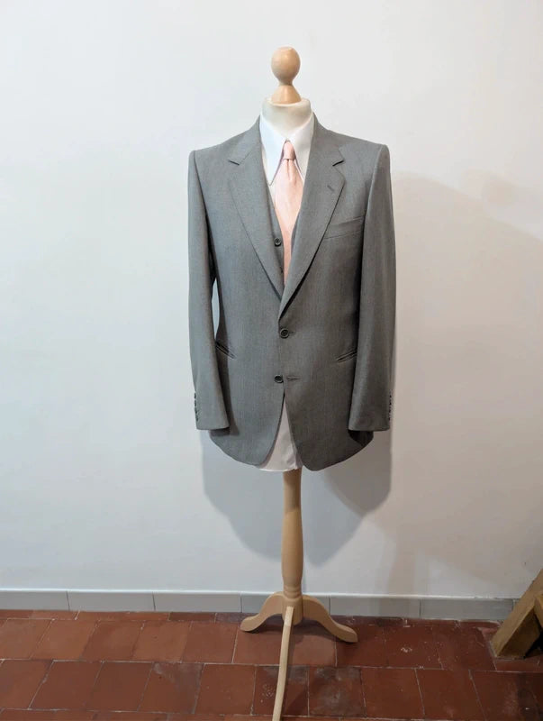 Eleganter dreiteiliger Nadelstreifenanzug aus Wolle