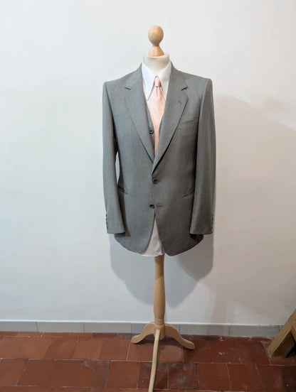Eleganter dreiteiliger Nadelstreifenanzug aus Wolle