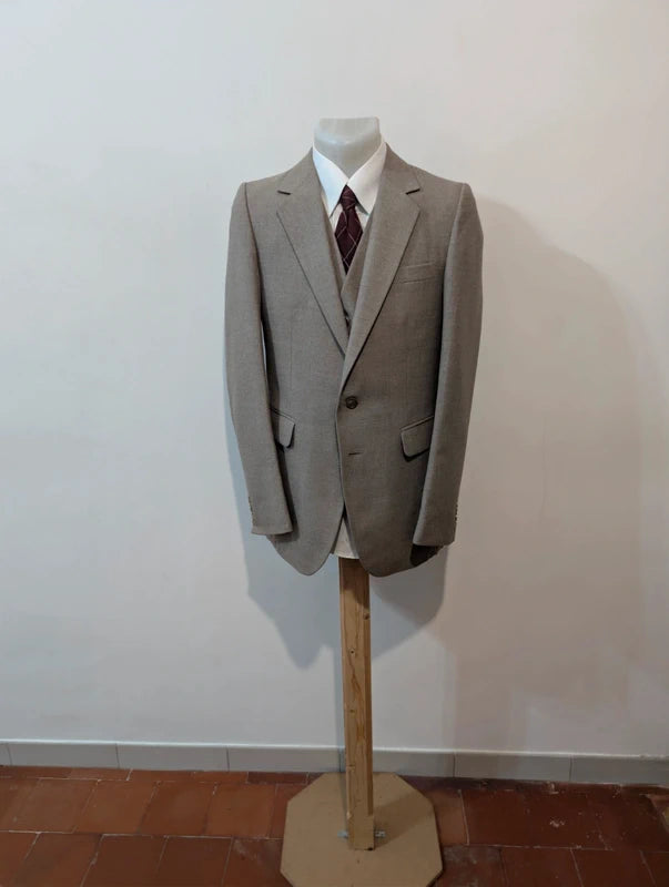 Eleganter Anzug aus schwerer beiger Flanell