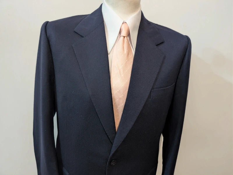 Marineblauer maßgeschneiderter Anzug aus Wollflanell