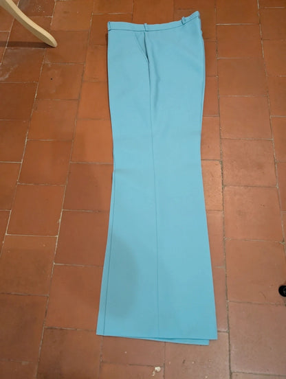 Lumineux costume bleu clair
