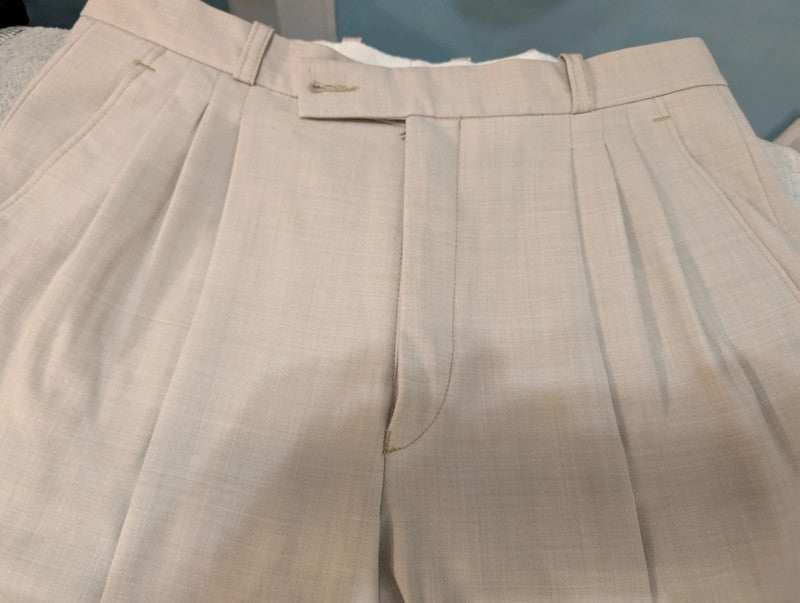 Magnifique costume croisé gris crème en laine