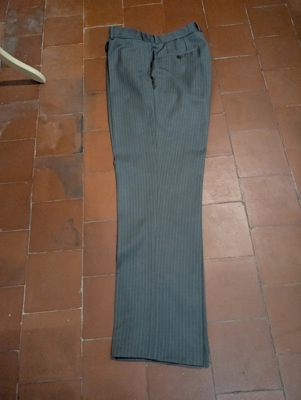 Élégant costume pinstripe en laine