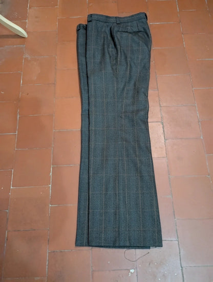 Élégant costume a carreaux en laine