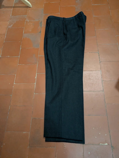 Surprenant costume croisé gris en flanelle lourde