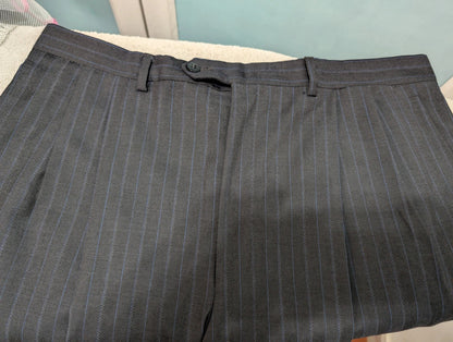 Gentil costume a rayures en laine