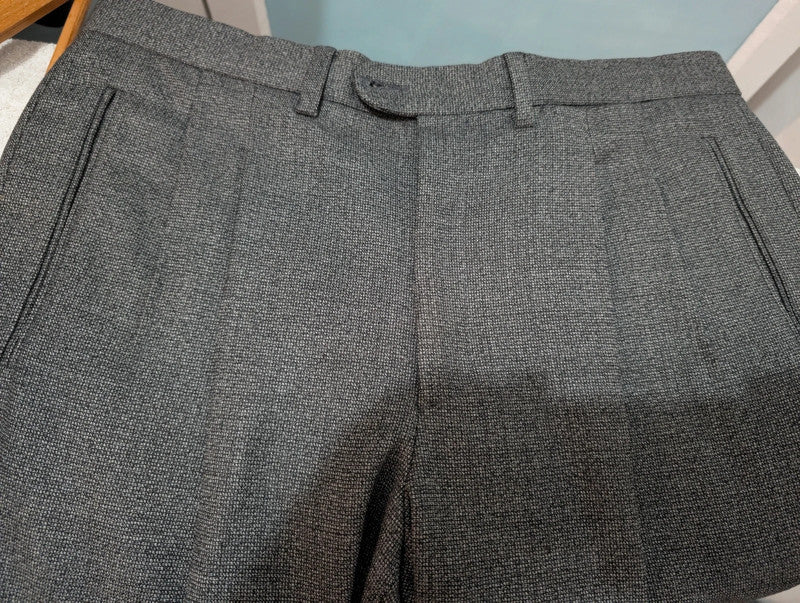 Élégant costume 3 piece gris en laine