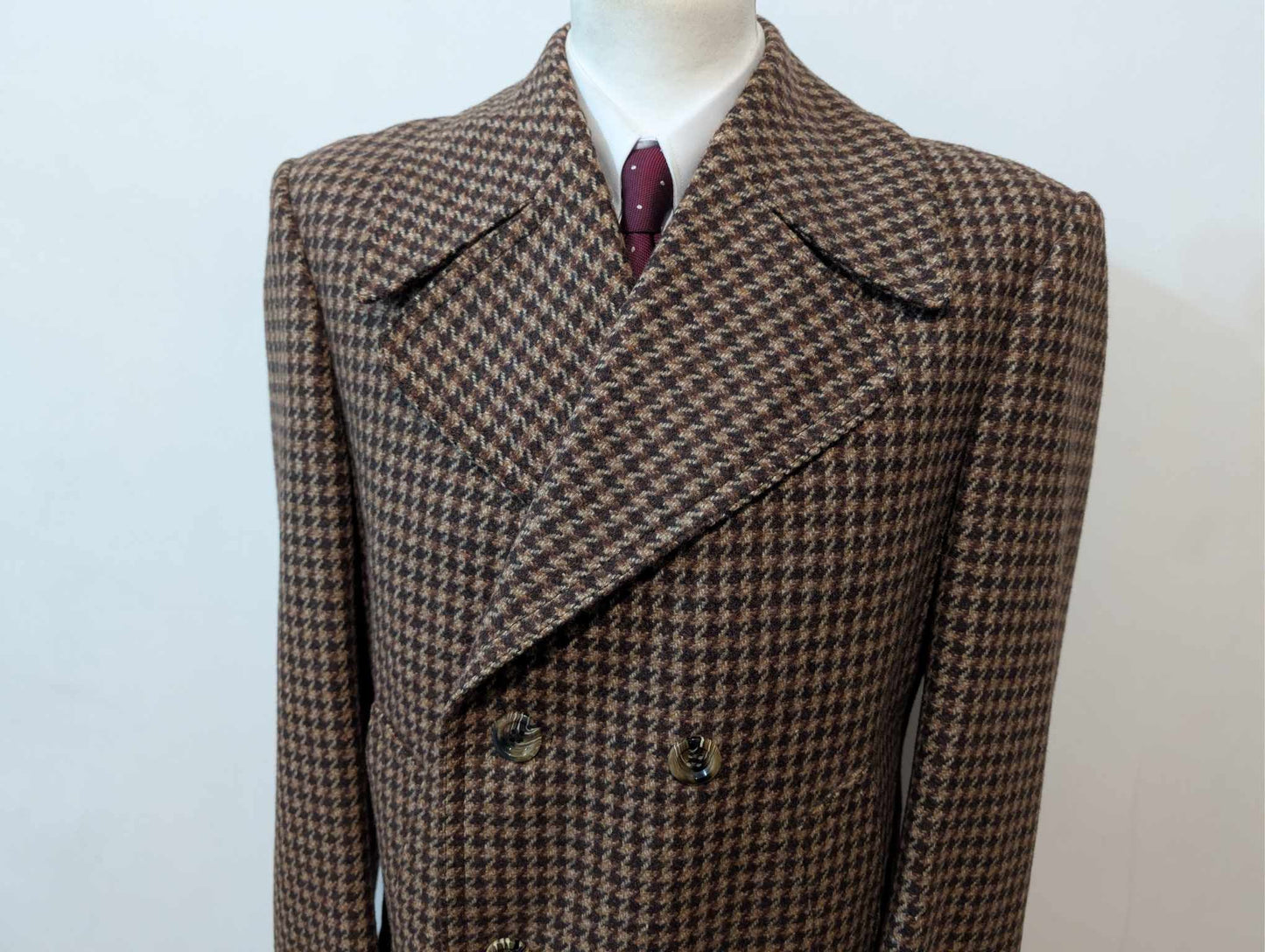 Ravissant manteau de couleur marron en pied de poule en tweed