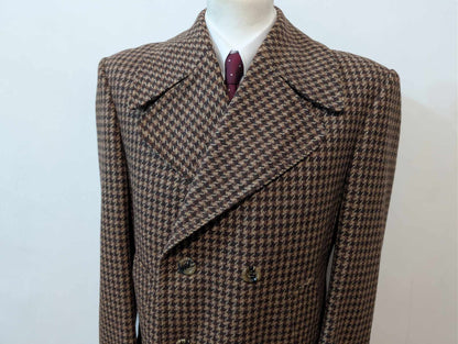 Ravissant manteau de couleur marron en pied de poule en tweed