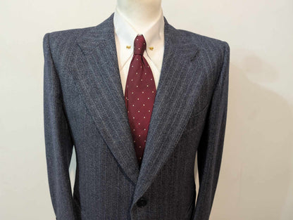 Élégant costume de couleur bleu à rayures en flanelle lourde