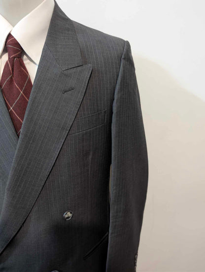 Eleganter, zweireihiger Nadelstreifenanzug aus Wolle.