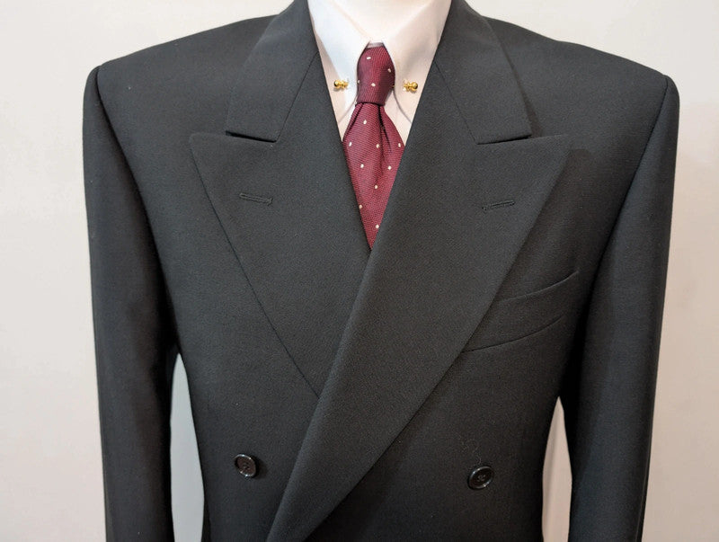 Sombre costume croisé noir en laine froide