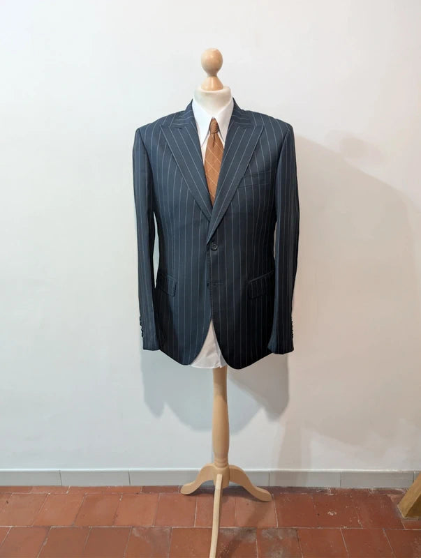 Geheimnisvolles Nadelstreifenkostüm aus Wolle