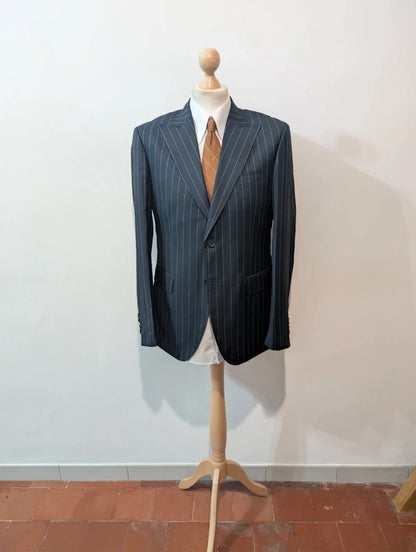 Geheimnisvolles Nadelstreifenkostüm aus Wolle