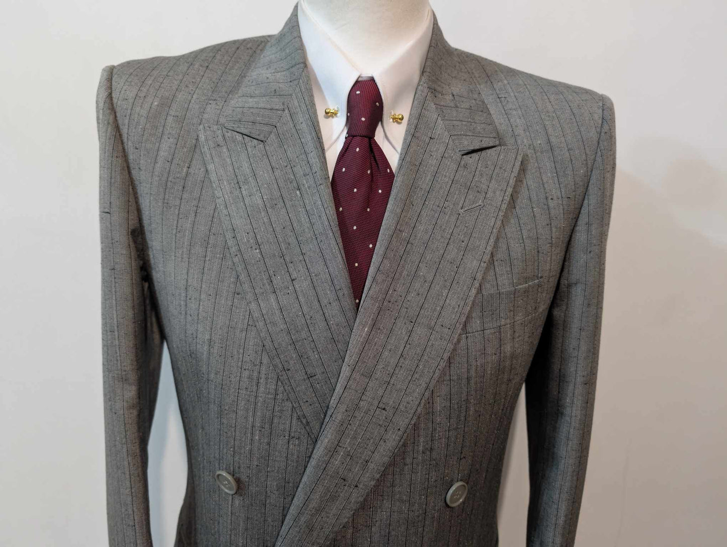 Gentille costume croisé pinstripe de couleur gris en laine