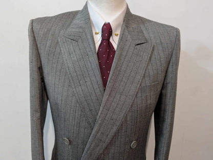 Gentille costume croisé pinstripe de couleur gris en laine