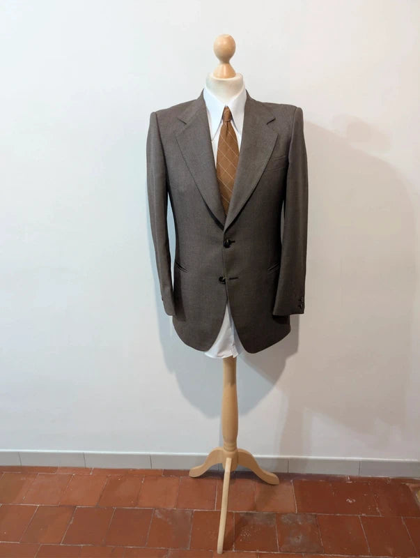 Schöner brauner Wollanzug