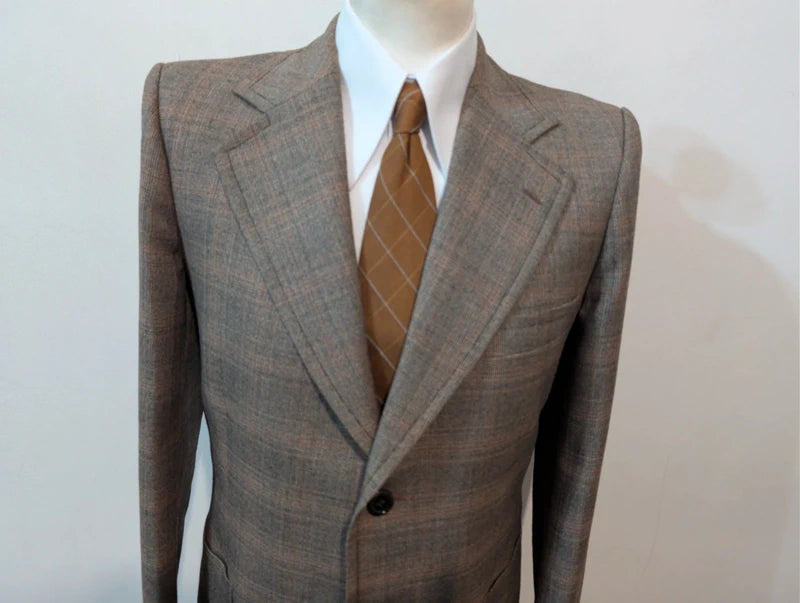 Eleganter brauner Wollanzug mit Karomuster