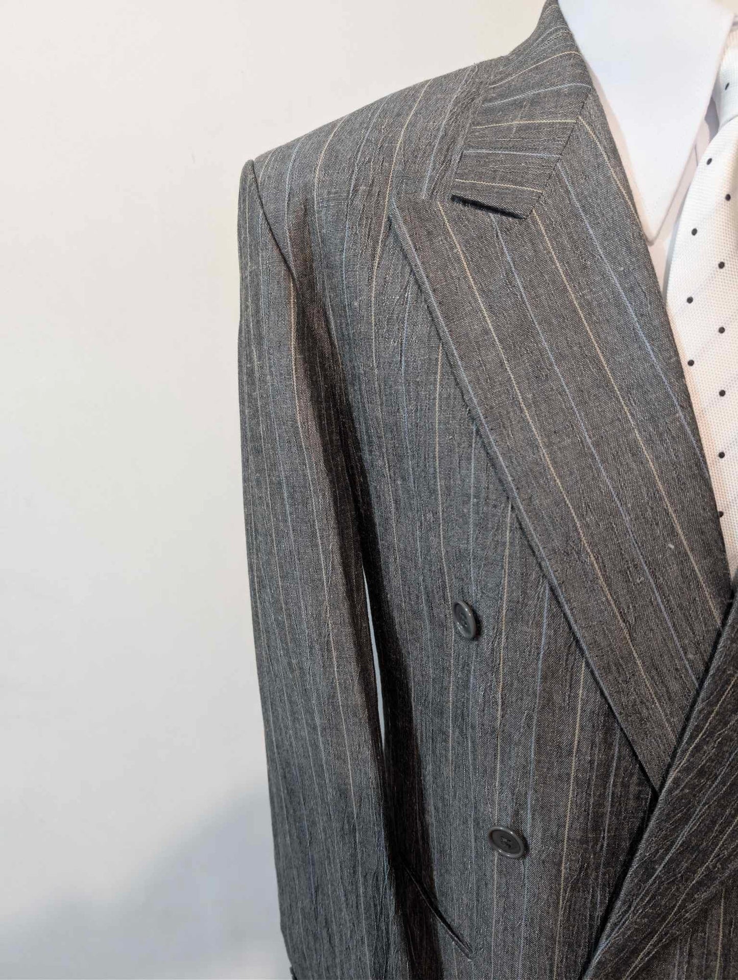 Außergewöhnlicher, zweireihiger Nadelstreifenanzug aus Leinen