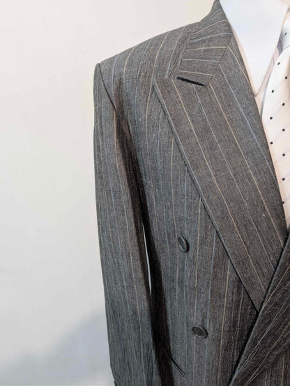 Außergewöhnlicher, zweireihiger Nadelstreifenanzug aus Leinen