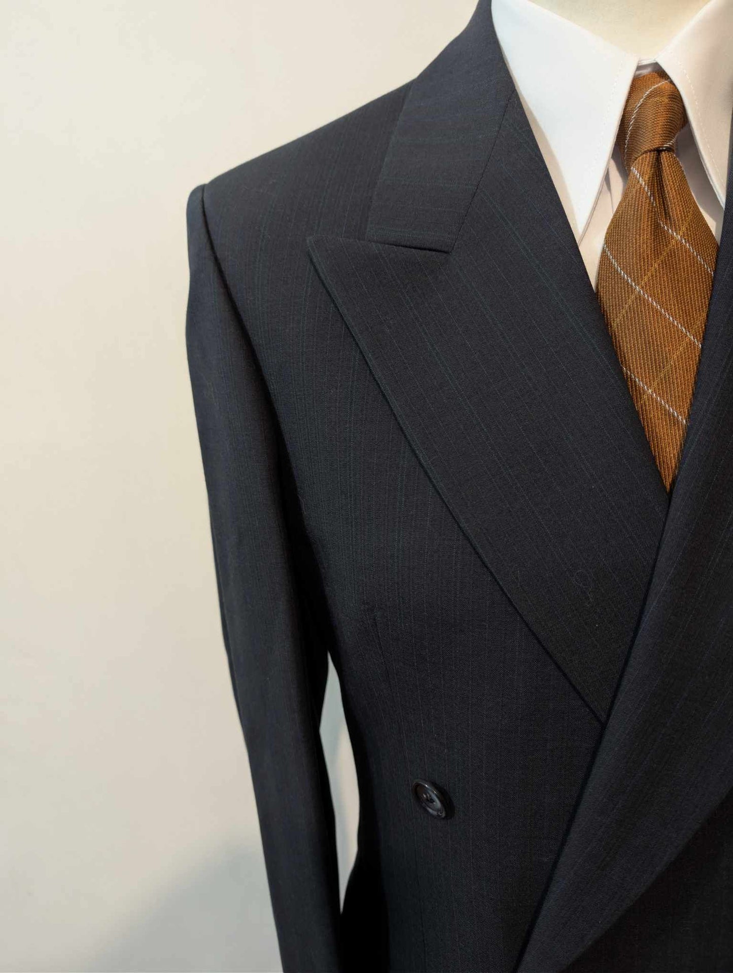 Élégant costume croisé à rayures en laine