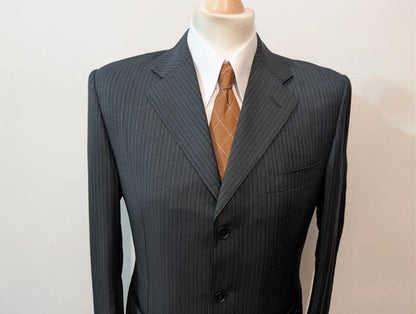 Eleganter Nadelstreifenanzug aus Wolle