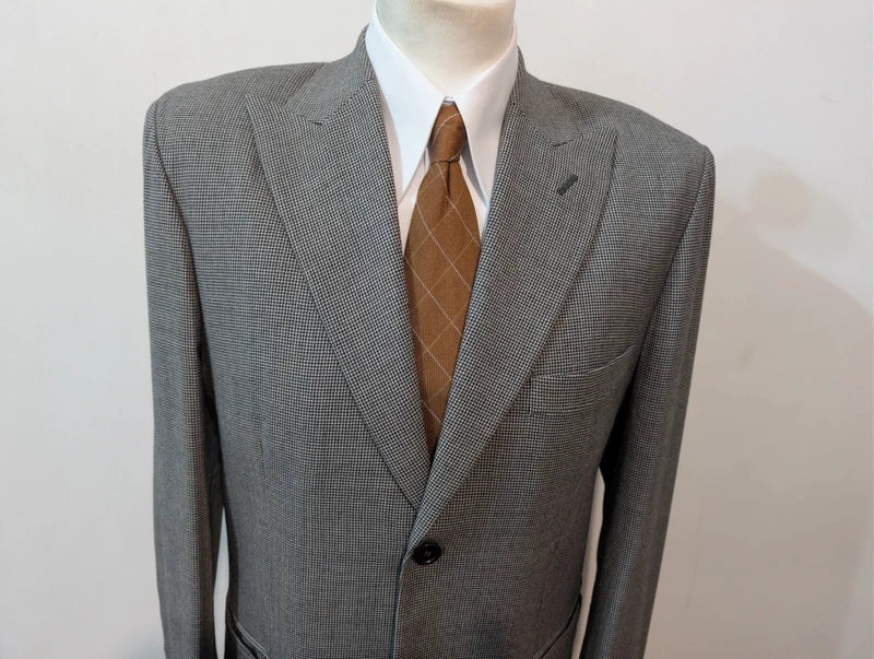 Gentil costume gris en pied de poule