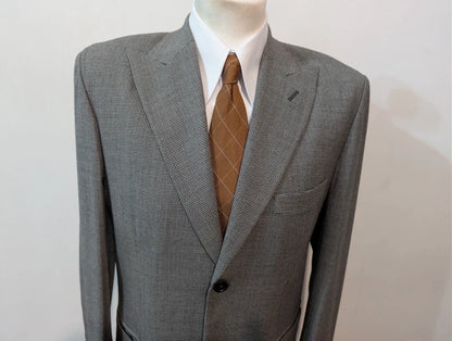 Gentil costume gris en pied de poule