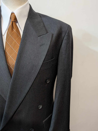 Élégant costume croisé gris en laine