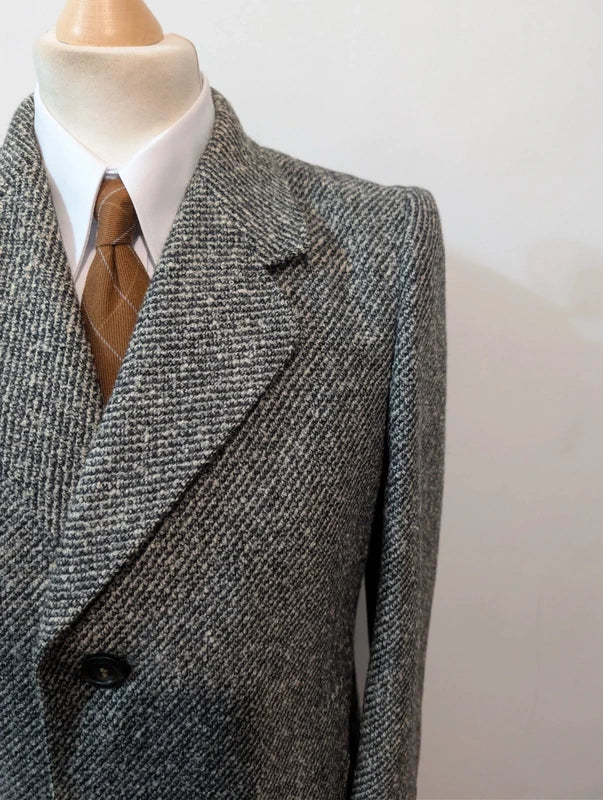 Klassischer grauer Tweedmantel