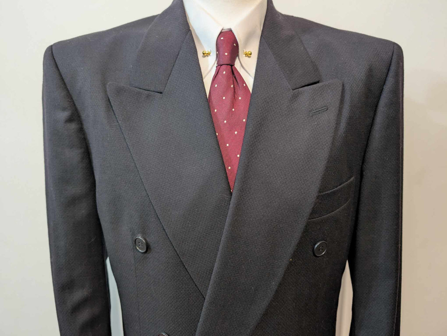 Sombre costume croisé noir en laine