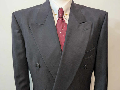 Sombre costume croisé noir en laine