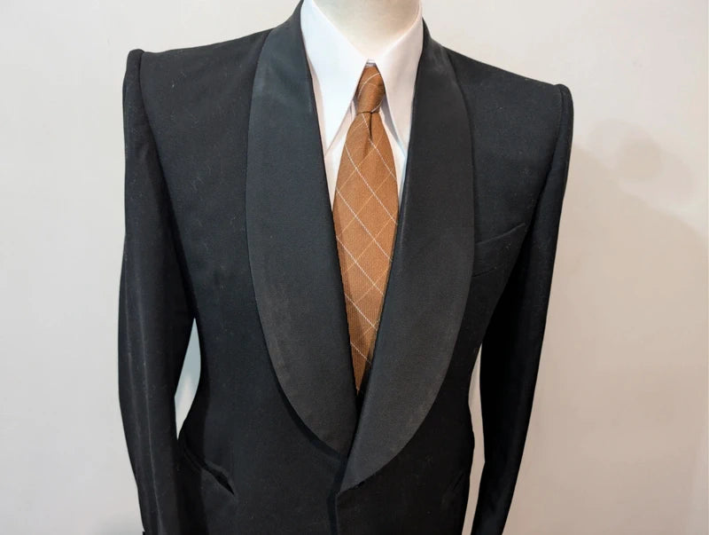 Prachtvoller, maßgeschneiderter Woll-Smoking