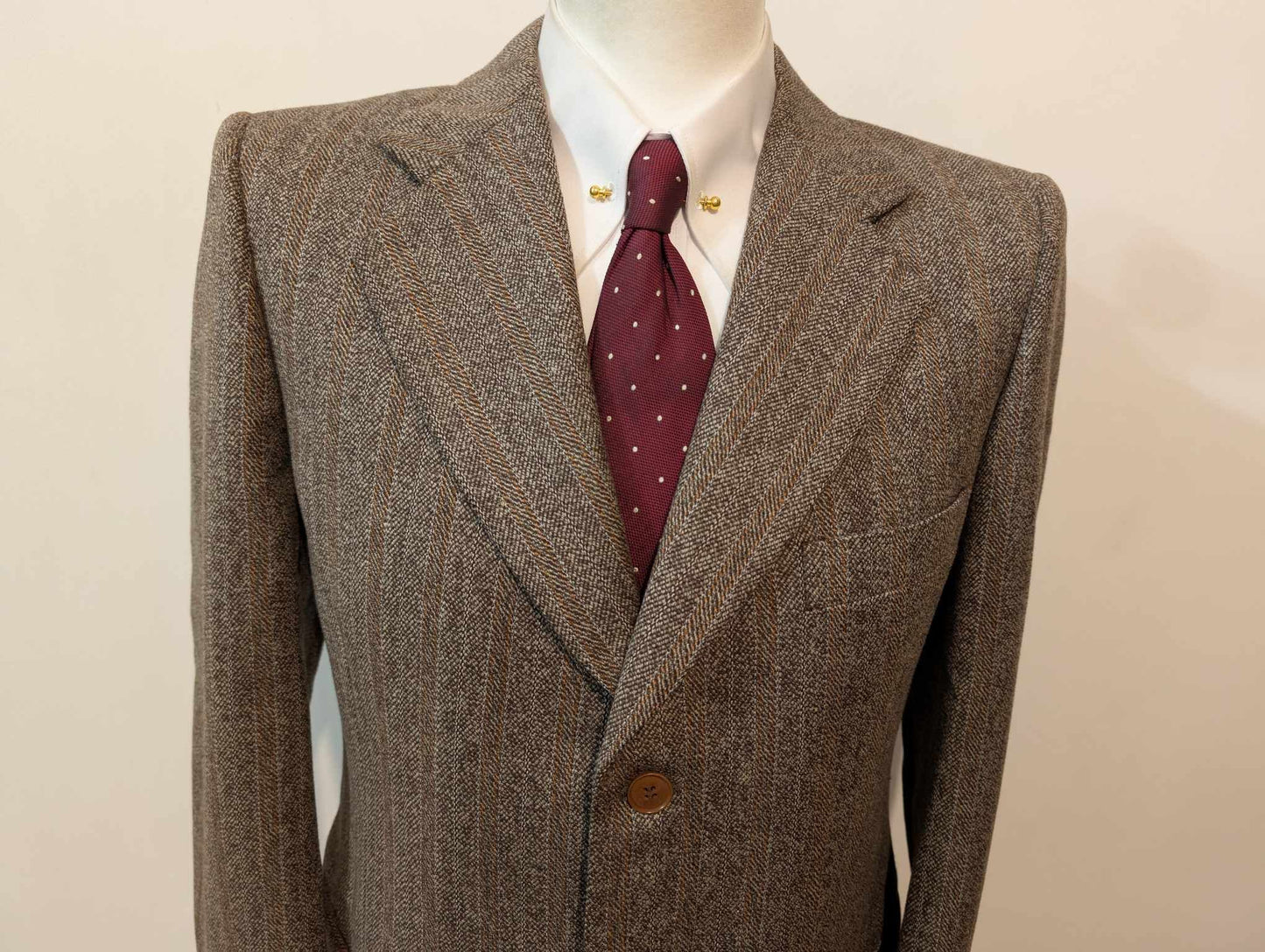 Splendide costume de couleur marron en tweed