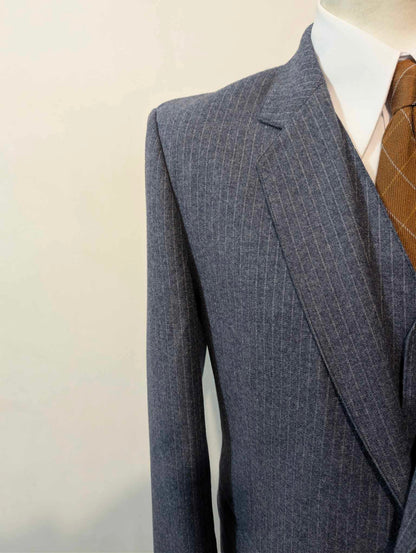 Wunderschöner dreiteiliger Flanellanzug mit Nadelstreifen