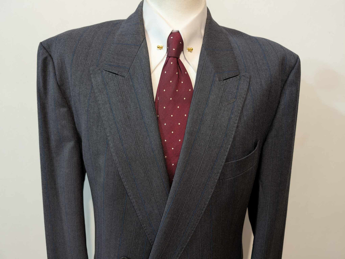 Ravissant costume croisé pinstripe en laine