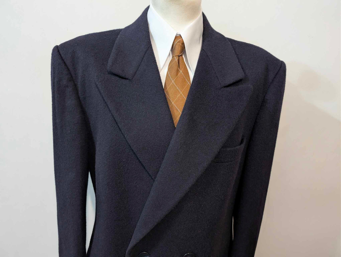 Schöner marineblauer Zweireihermantel