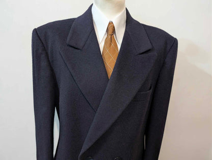 Schöner marineblauer Zweireihermantel