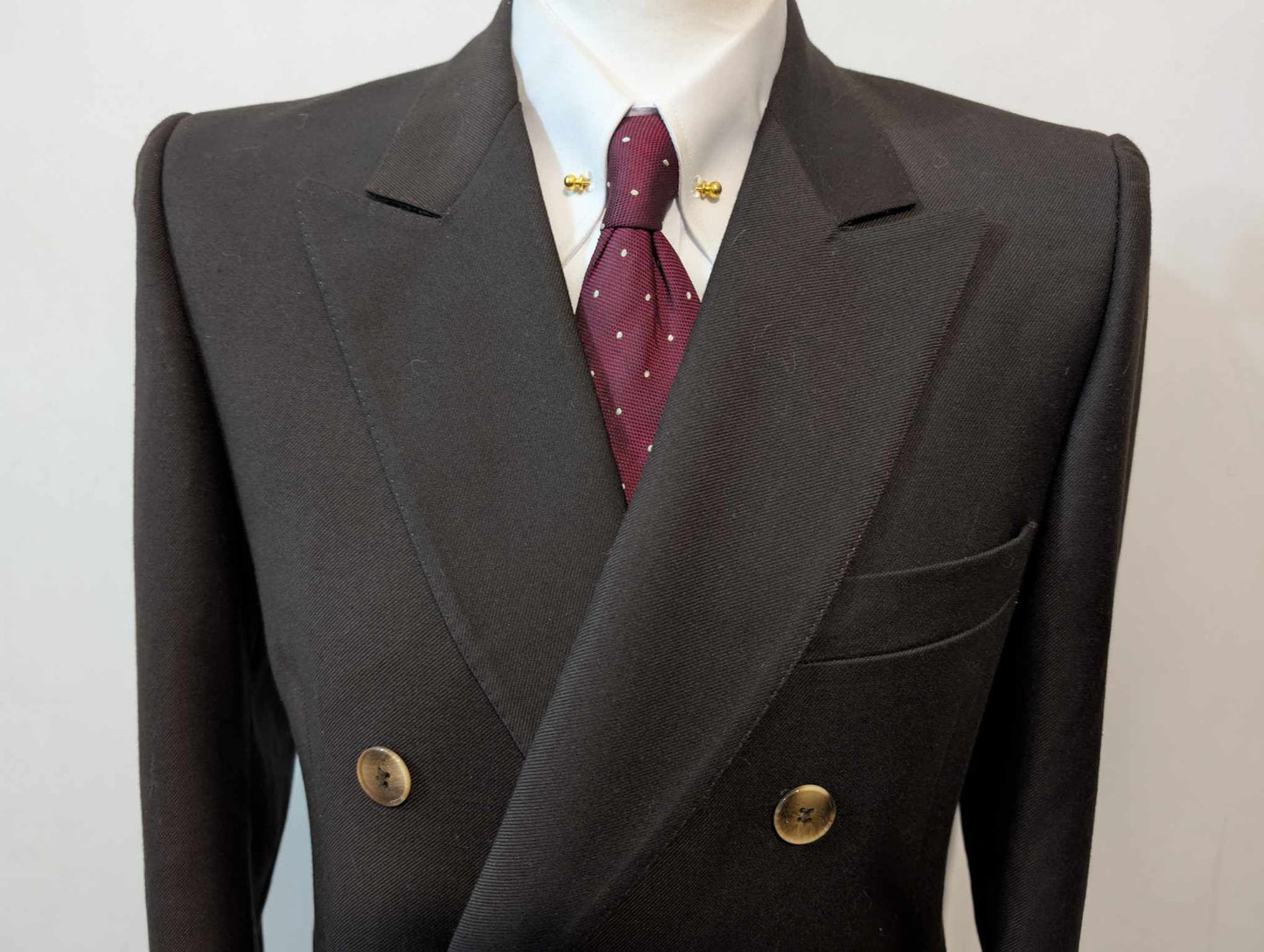 Gentille costume croisé de couleurs marron en laine