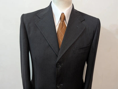 Klassischer grauer Wollanzug