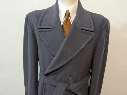 Mystérieux manteau croisé en laine