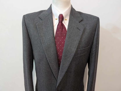 Gentil costume gris en flanelle de laine