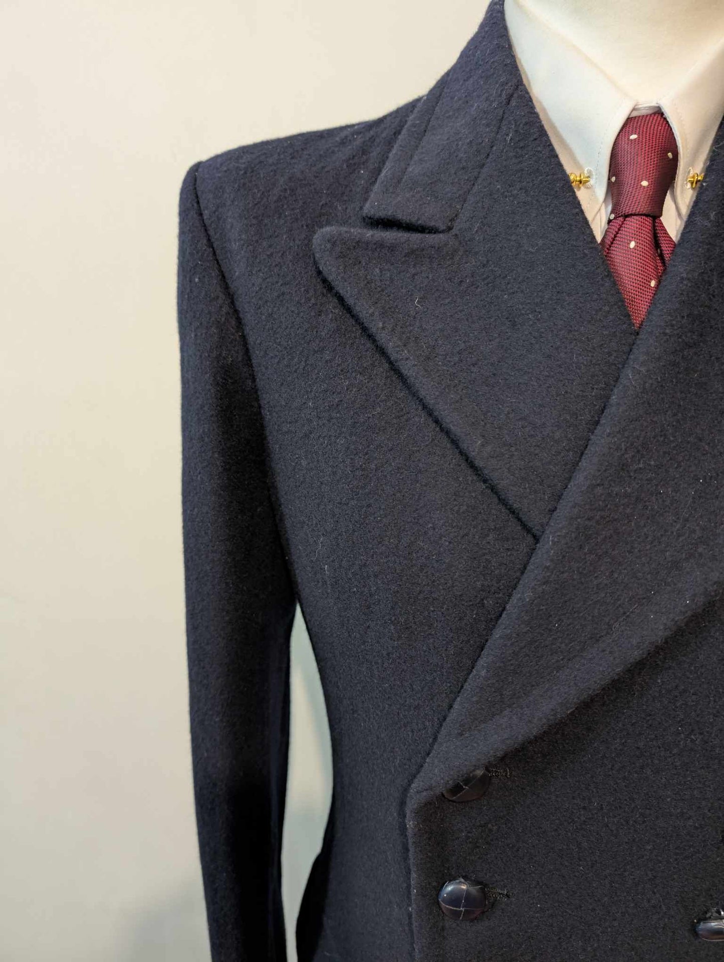 Légendaire manteau croisé de couleur bleu marine en laine.