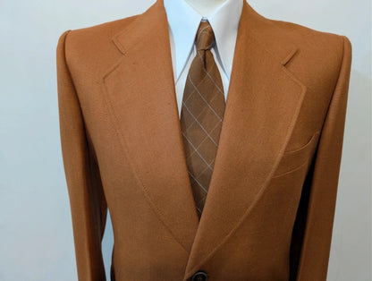 Unglaubliches rostbraunes Kostüm