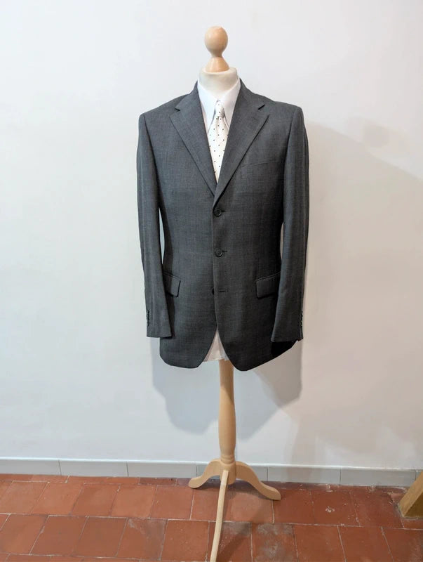 Schöner grauer Wollanzug