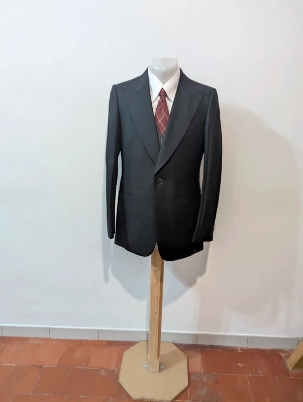 Geheimnisvoller dreiteiliger Anzug aus schwerem Flanell