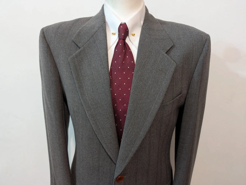 Élégant costume gris a rayure en laine