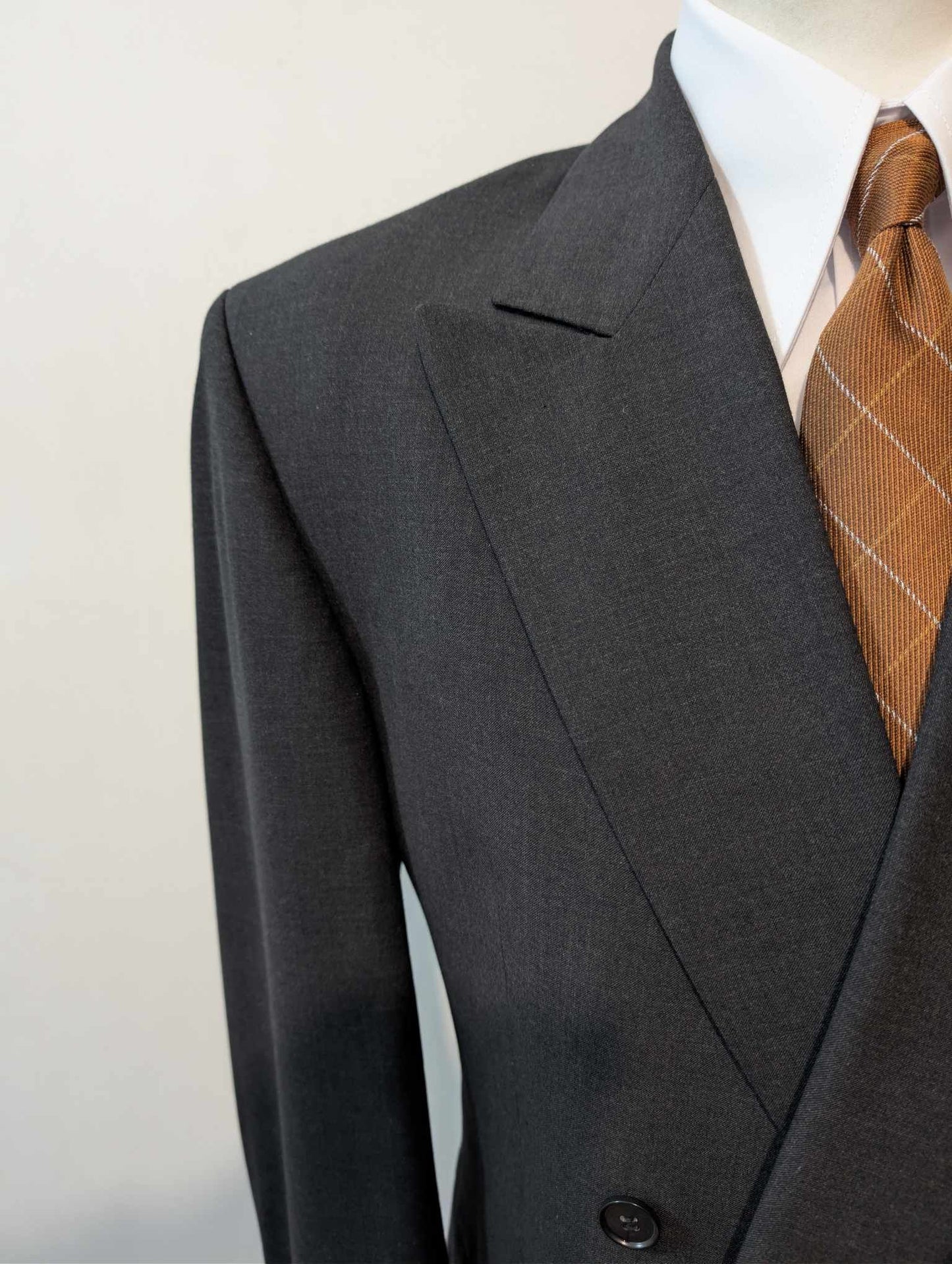 Sublime costume croisé de couleur gris en laine froide