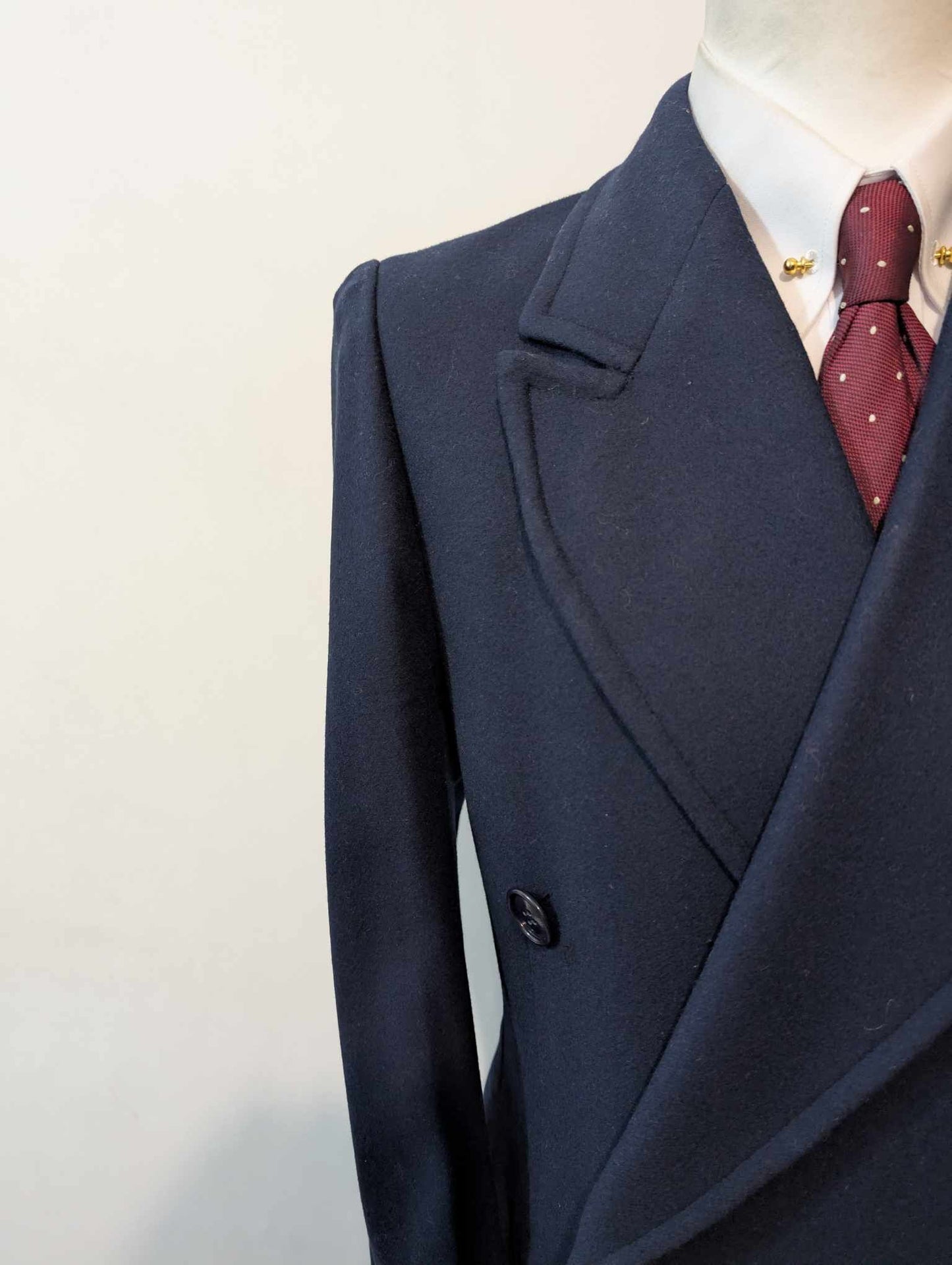 Étrange manteau croisé de couleur bleu marine en laine
