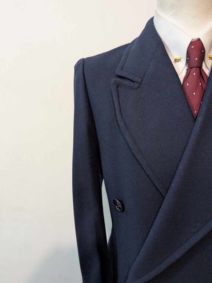 Étrange manteau croisé de couleur bleu marine en laine